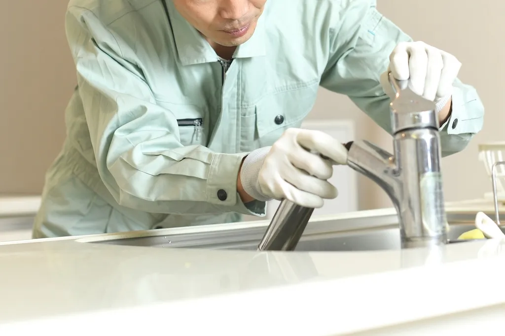 キッチンの水トラブルを修理している業者の様子